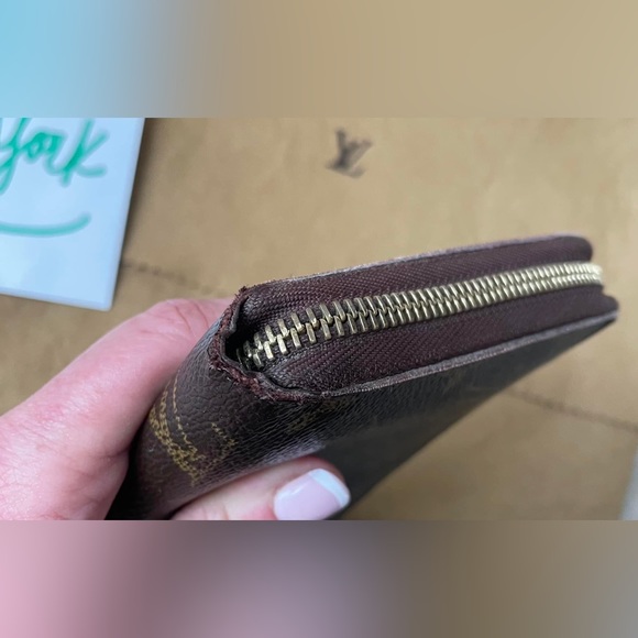Louis Vuitton's iconic Zippy Organizer wallet in historic Monogram canvas - Picture 8 of 15